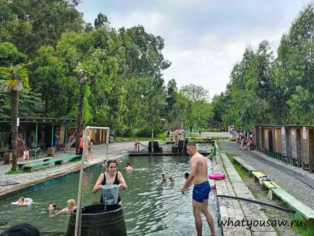 Вода из источника с серовдородом стекает в бочку для тех кто не хочет в бассейн