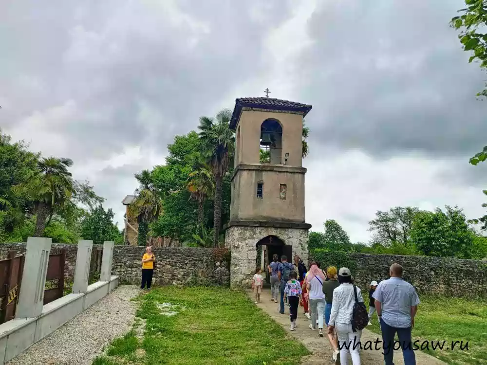 В огорженный каменной стеной храм туристы попадают через ворота расположенные под звоницей