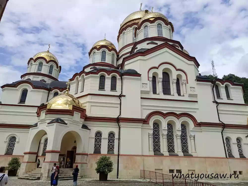 Вид на здание Собора Пантелеимона Целителя внутри монастыря