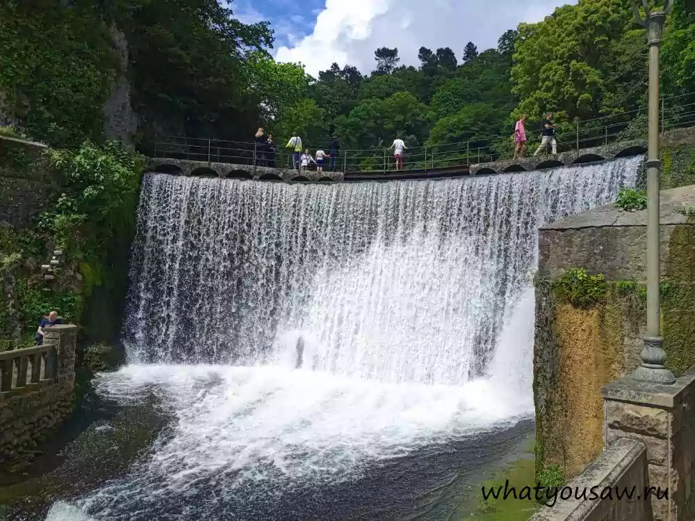 Мощные каскады воды, обрушивающиеся с внушительной высоты и создающие завораживающее зрелище