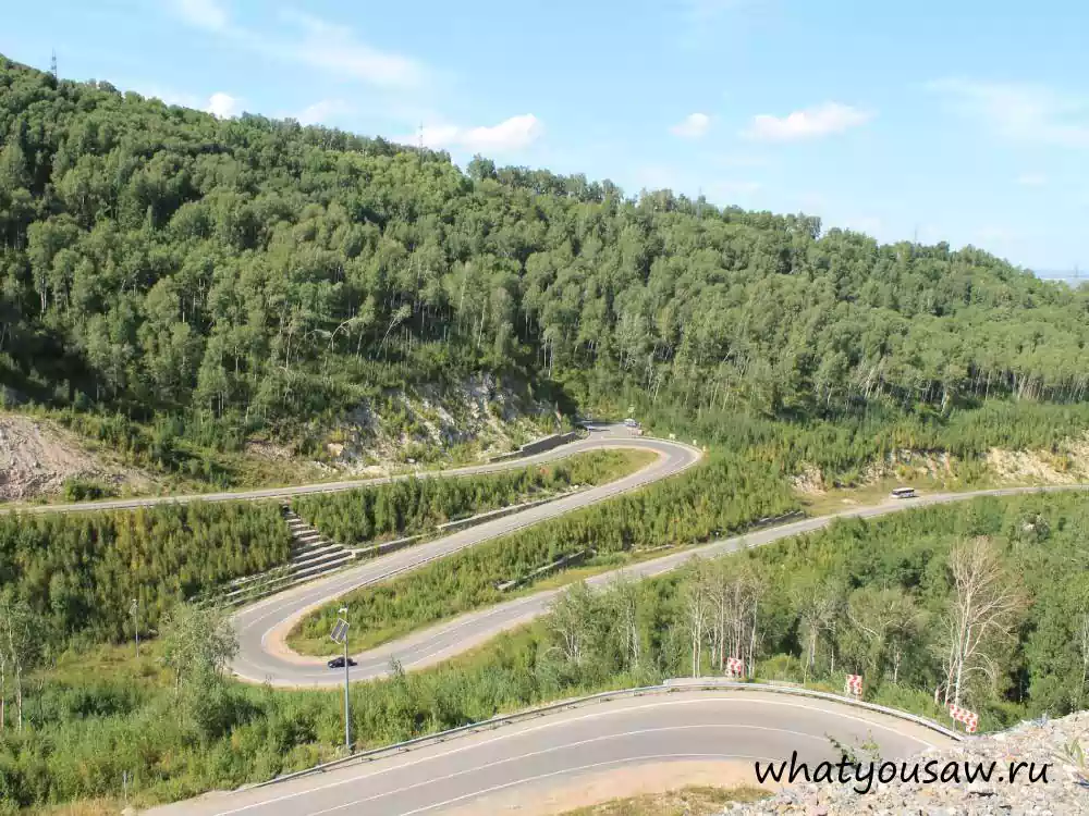 Дорога в курортный субкластер Белокуриха 2 с крутыми подъемами и поворотами