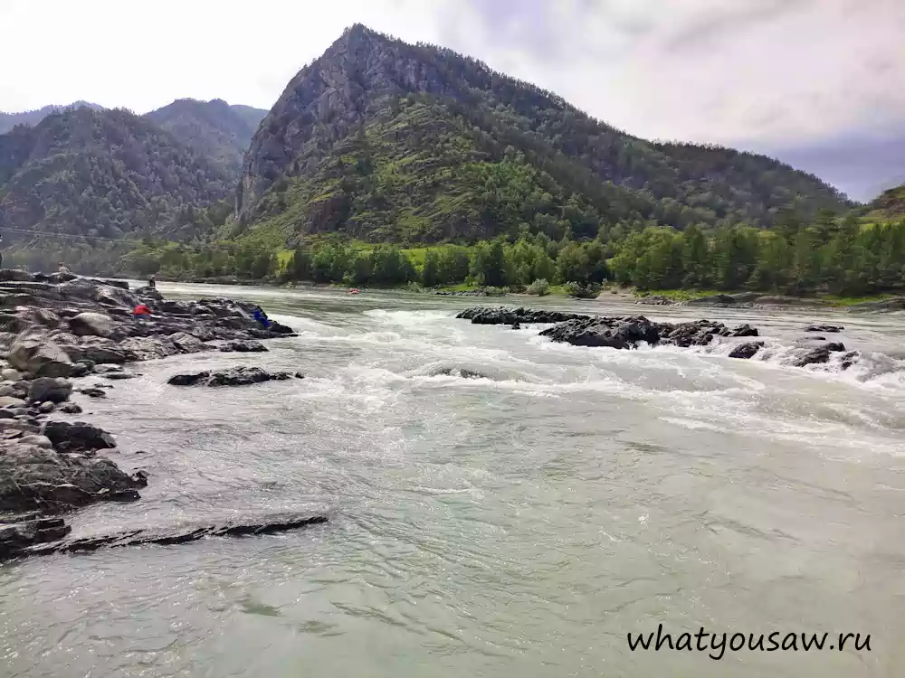Бурлящая вода словно в ворота вкатывается вниз по своему течению