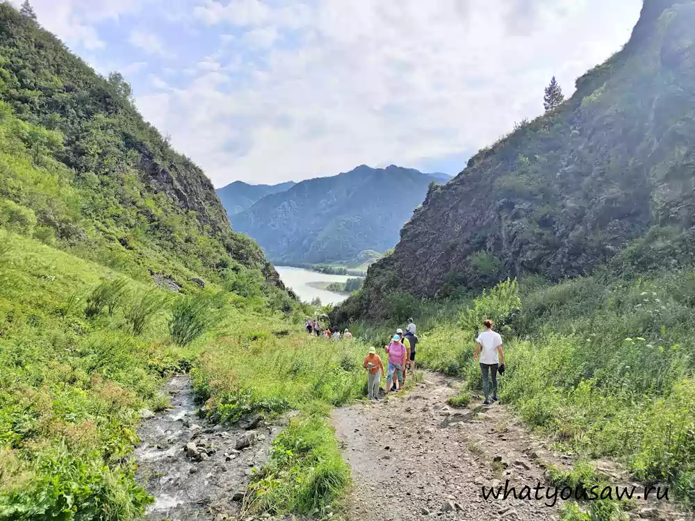 По дороге с вершины ущелья туристам окрывается вид на Катунь