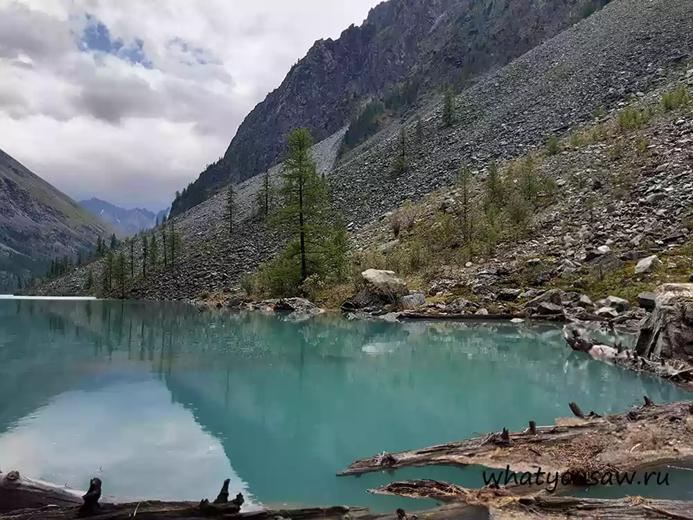 Замчечательный вид на горное озеро с бирюзовой водой