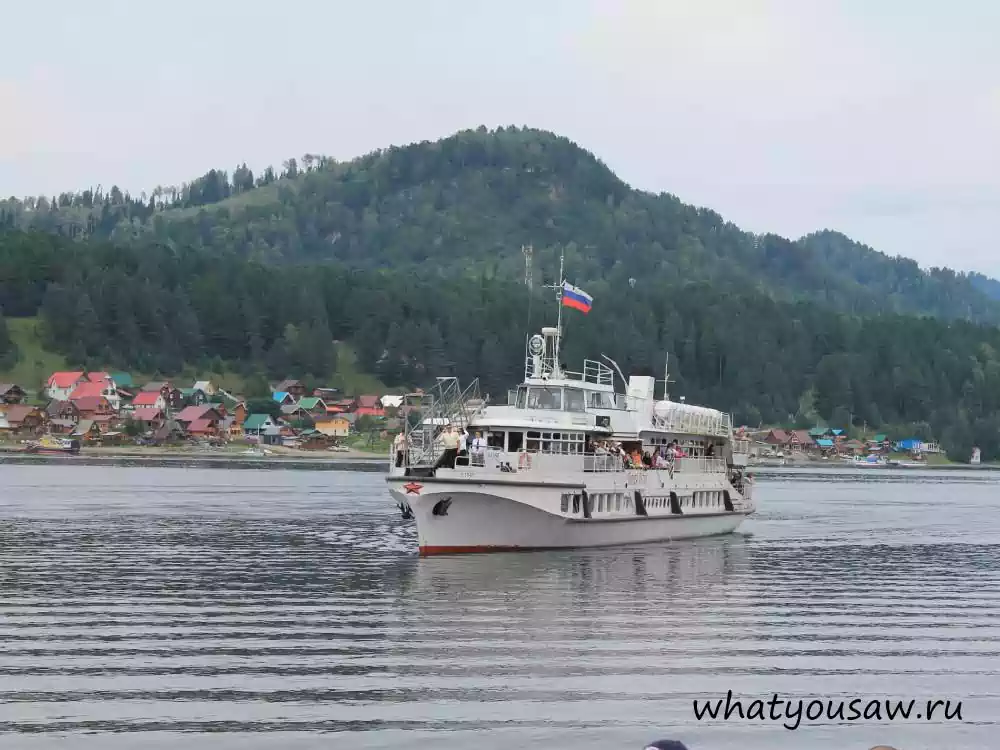 Теплоход Пионер Алтая причаливает к берегу напротив села Артыбаш