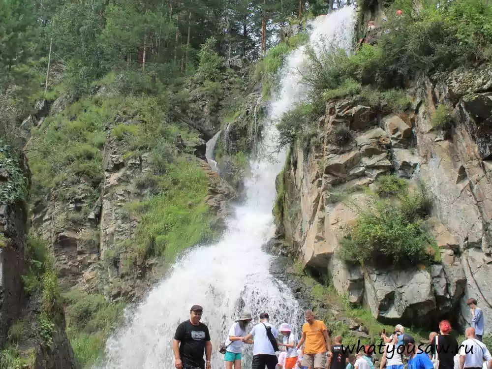 Туристы любуются прекрасным видом Камышлинского водопада