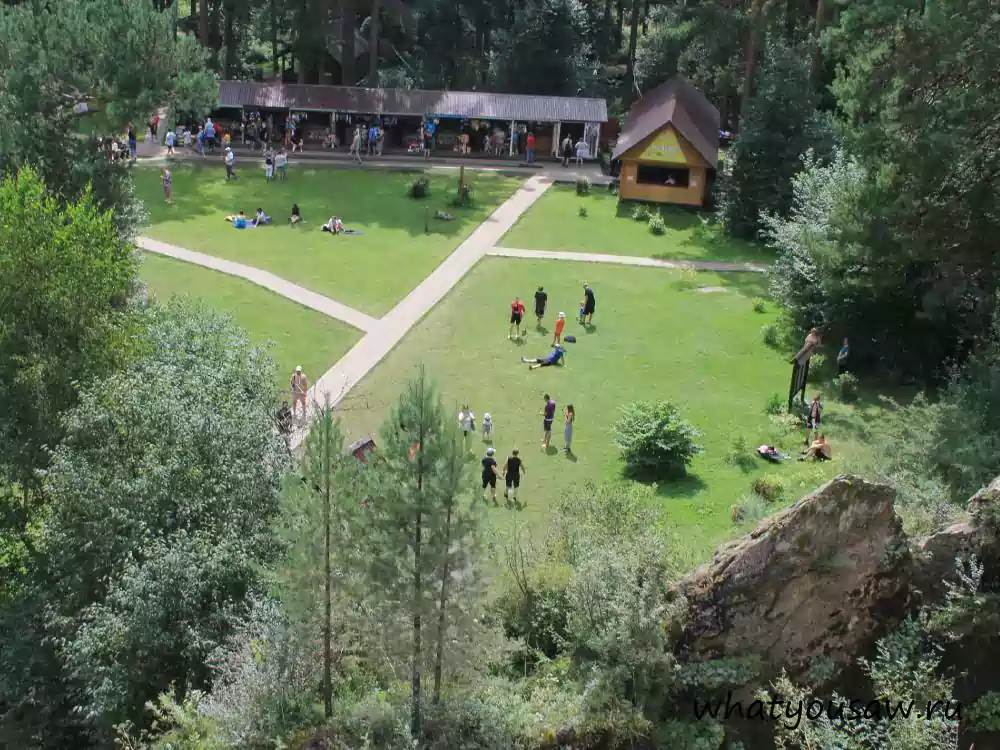 Поляна перед водопадом