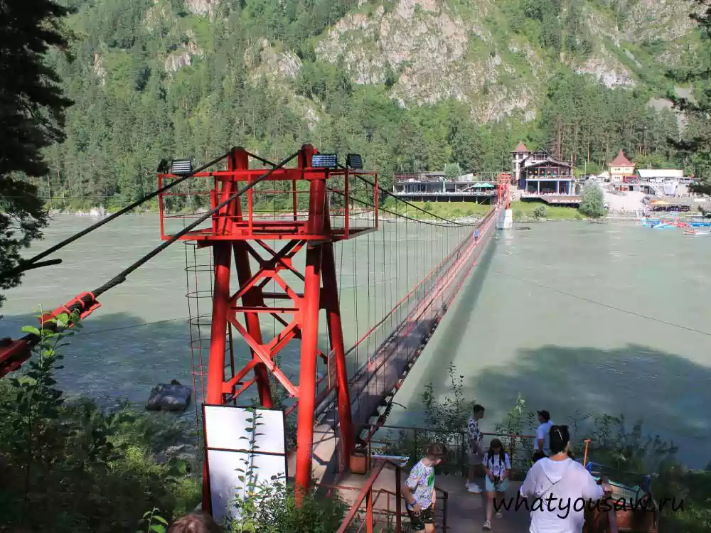 Подвесной пешеходный мост через реку Катунь в поселке Барангол