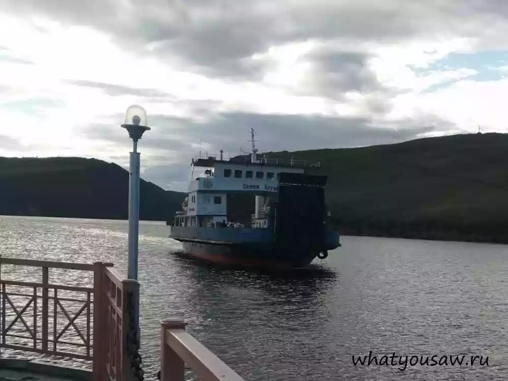 Паром Семен Батагаев подплывает к причалу