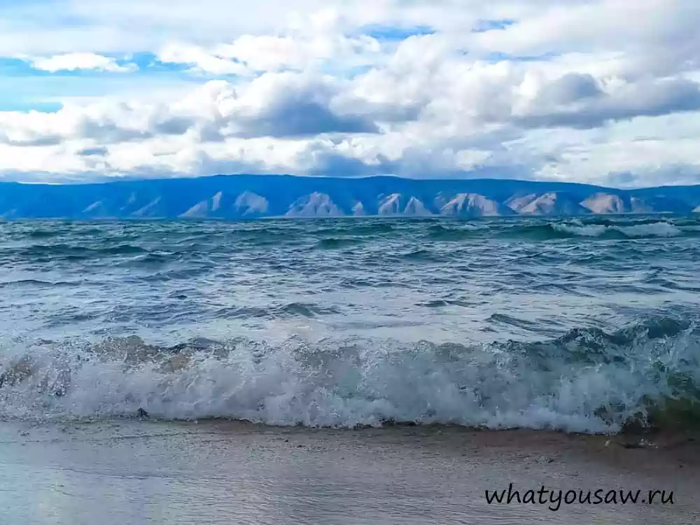 Волны величественного озера накатываются на берег